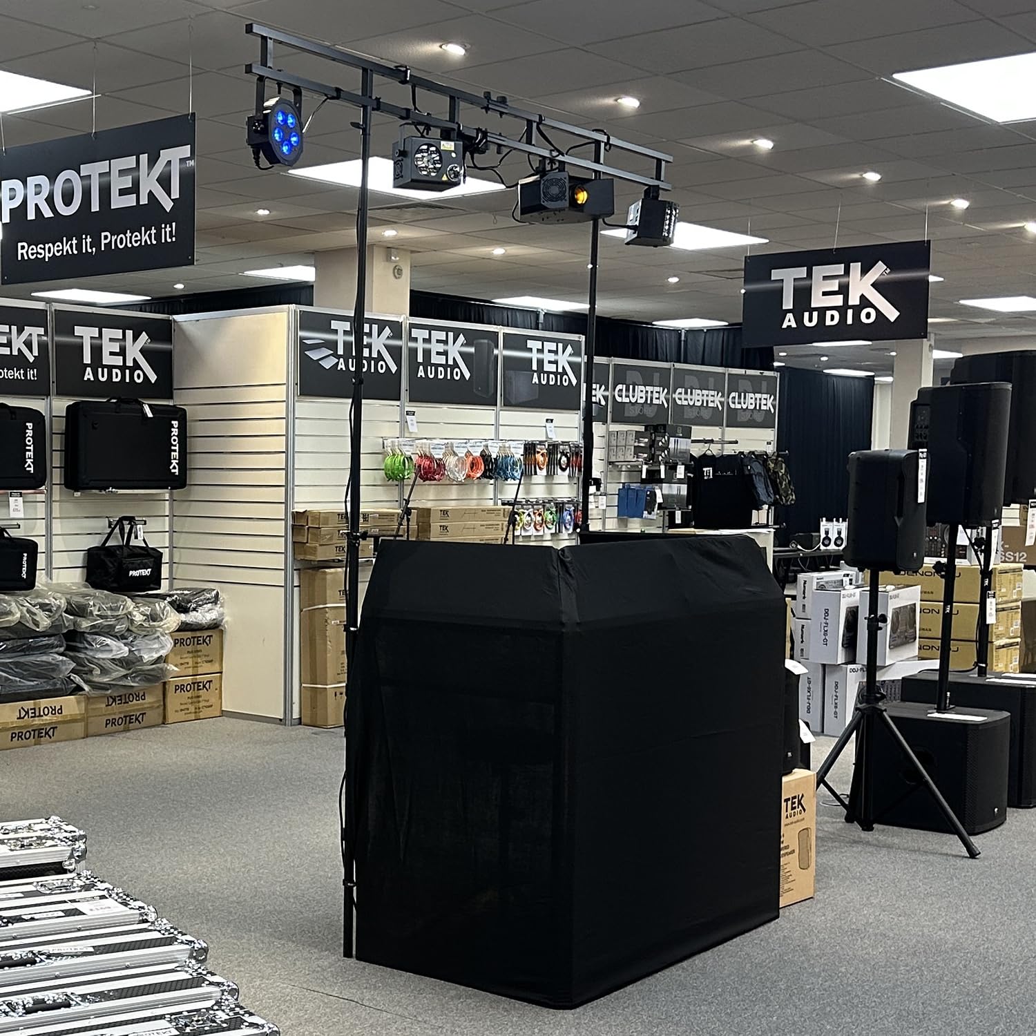 TEK audio aluminium lightweight Foldable DJ Booth and Overhead Kt includes carrying bag and Black & White Lycra model DB800-SET